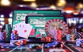 Pengguna meninjau saldo dompet digital